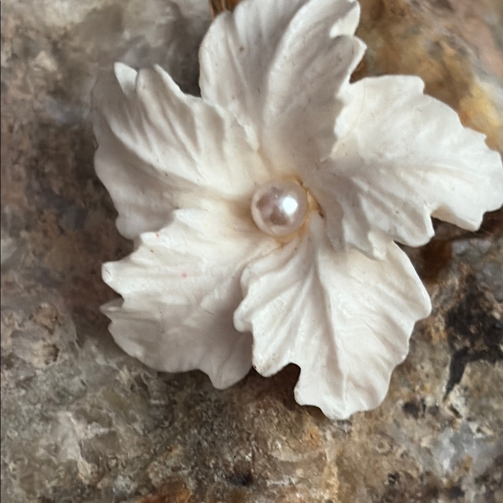 Avon Vintage 80s Soft White Pearl Centre Poinsettia ClipOn Earrings NIB 54 - Picture 10 of 14